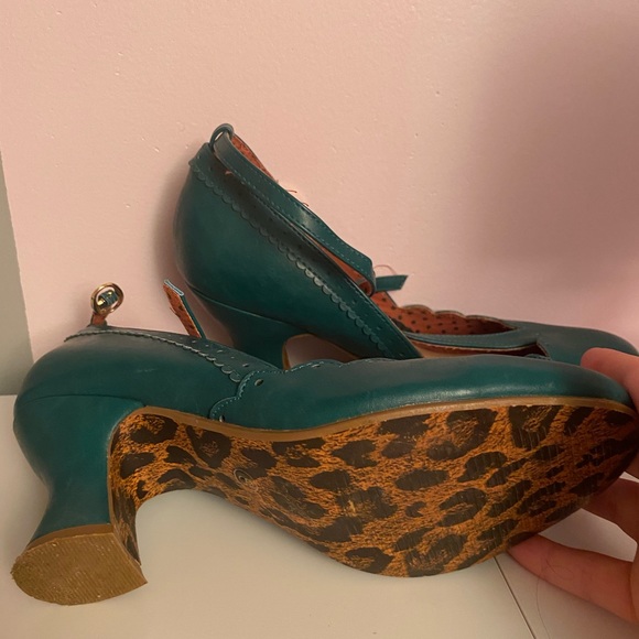 Vintage Style Green T- Strap Heels - Picture 2 of 2